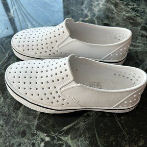 Boys Like New White Native Shoes Miles Slip On - Size 5 Big Kid
